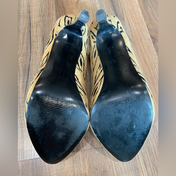 Rare! GUC Vintage BCBG Animal Print Suede Pump by BCBG 7.5b - Picture 10 of 11